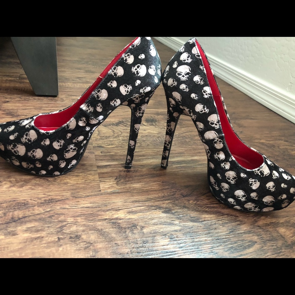 Skull high heel shoes